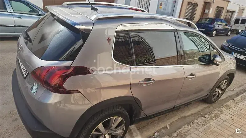 Usado Peugeot 2008 Allure 100 CV (73 kW) 2017 Gris / plata SUV
