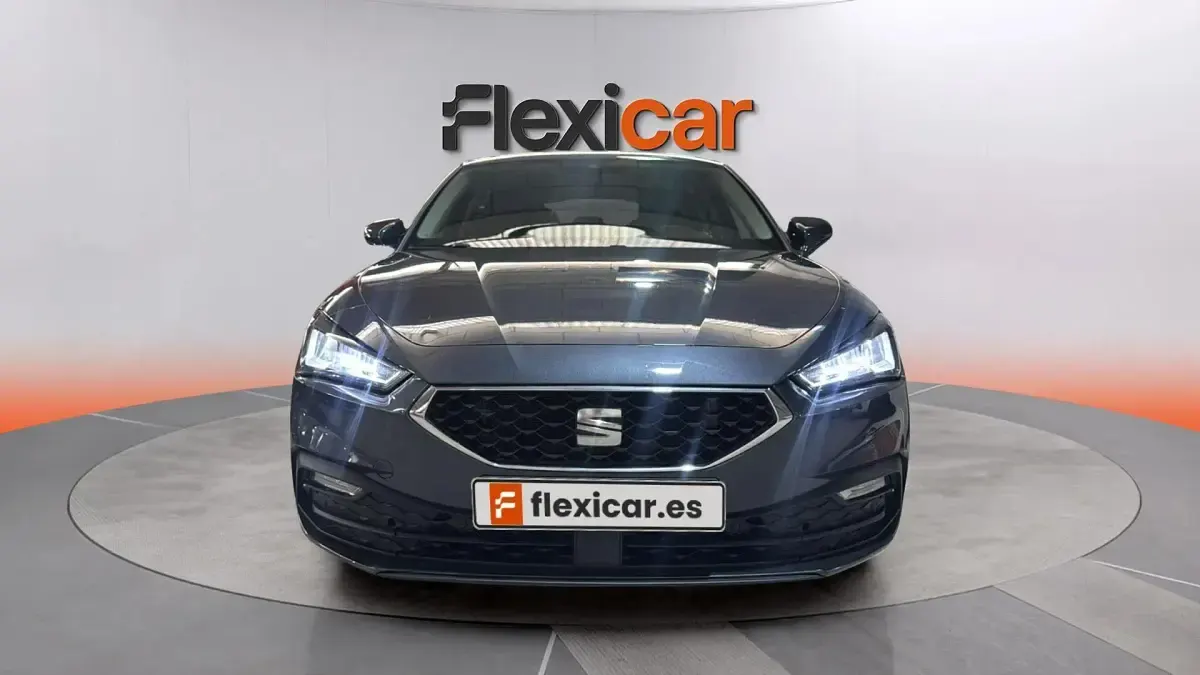 Usado Seat Leon Style 131 CV (96 kW) 2023 Gris Utilitario
