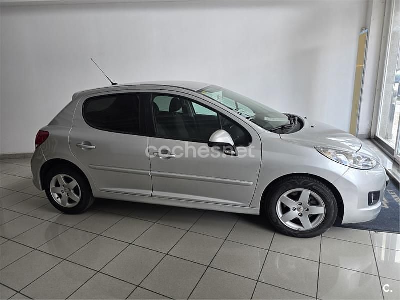 Usado Peugeot 207 Sportium 95 CV (69 kW) 2011 Gris / plata Berlina