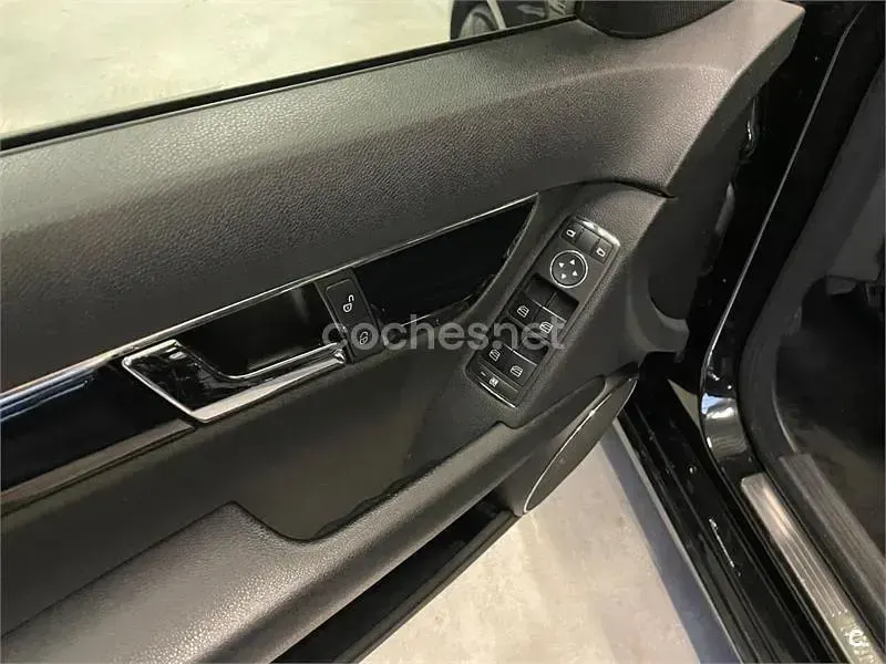 Usado Mercedes C200 136 CV (100 kW) 2008 Negro Berlina