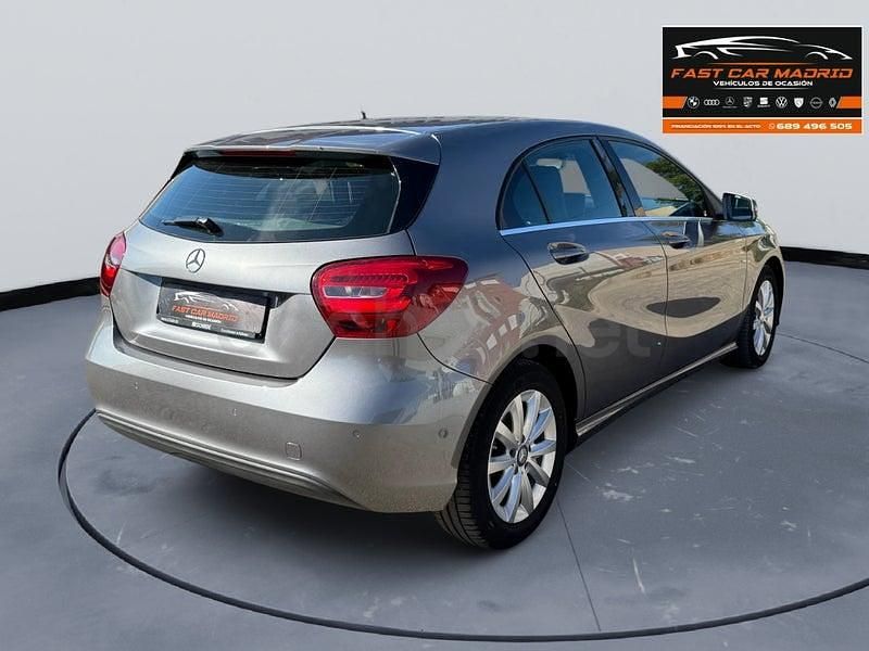 Usado Mercedes A180 Urban 122 CV (89 kW) 2016 Gris / plata Berlina