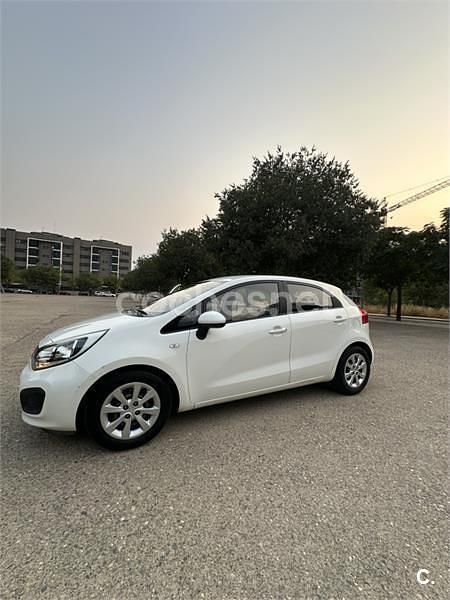 Blanco Usado 2014 Kia Rio Berlina | 6499 € (Precio justo) - Imagen 1/4