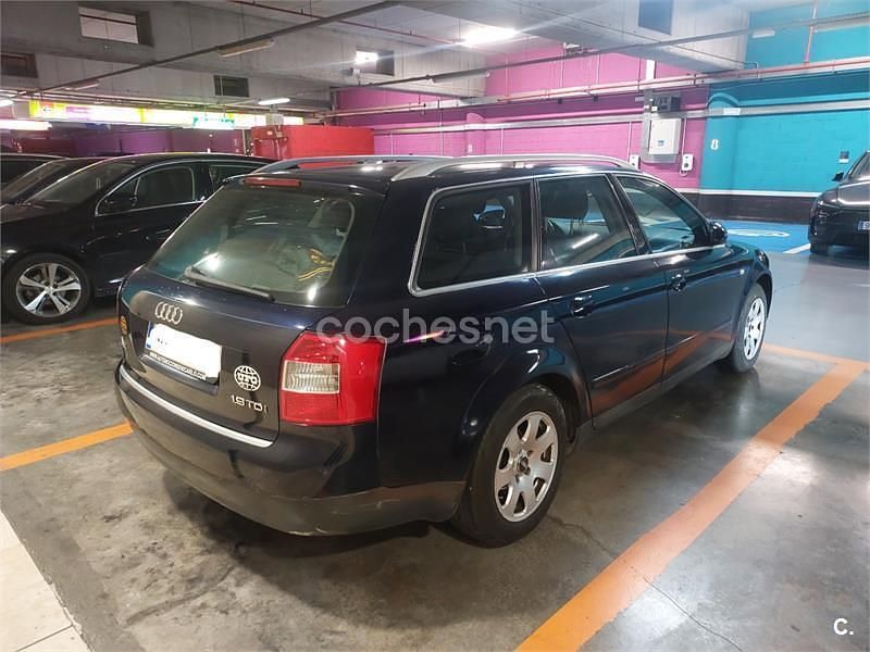 Usado Audi A4 130 CV (95 kW) 2004 Azul Familiar