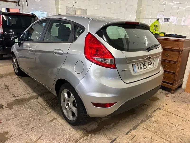 Usado Ford Fiesta Trend 68 CV (50 kW) 2010 Gris / plata Berlina