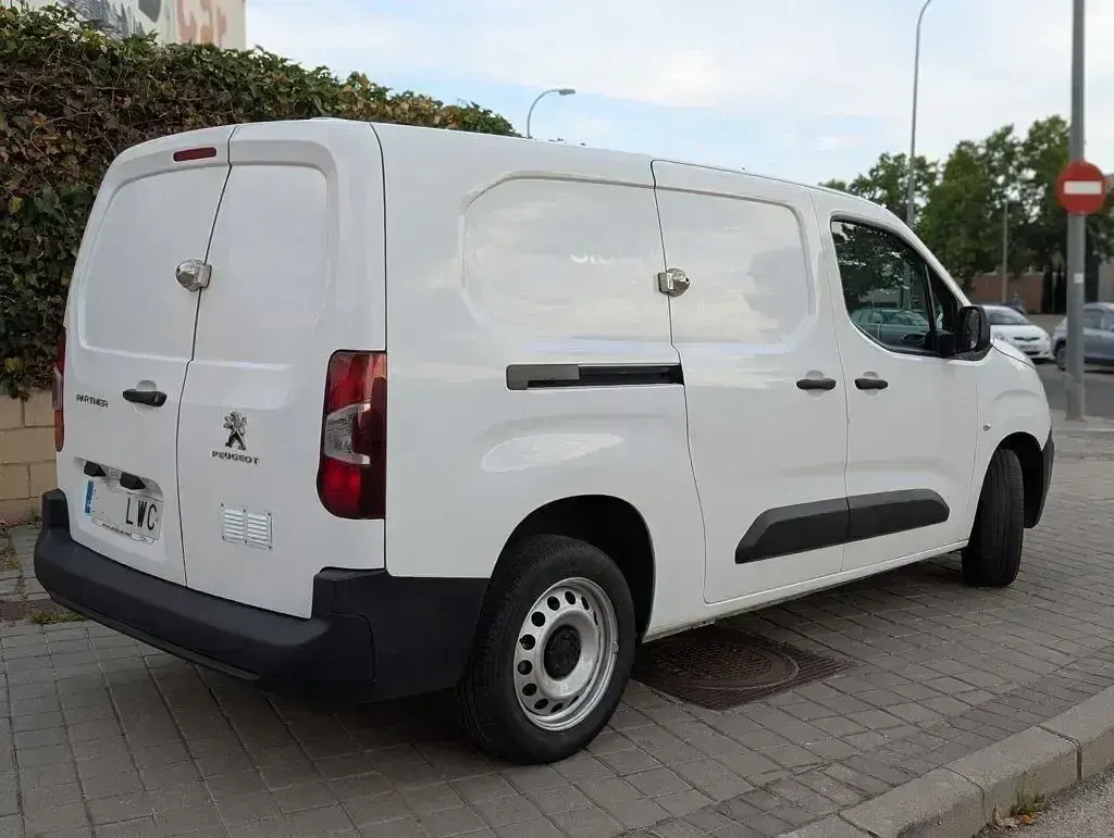 Usado Peugeot Partner Premium 100 CV (73 kW) 2022 Blanco Monovolumen