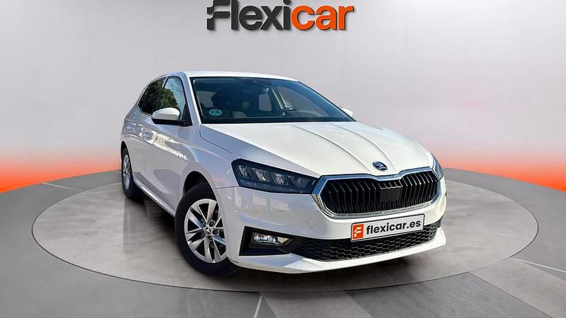 Usado Skoda Fabia Selection 95 CV (69 kW) 2024 Blanco Utilitario