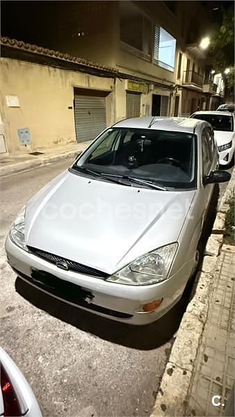 Usado Ford Focus Trend 90 CV (66 kW) 2001 Gris / plata Berlina