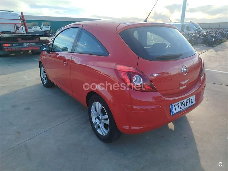 Usado Opel Corsa Selective 85 CV (62 kW) 2013 Rojo Utilitario
