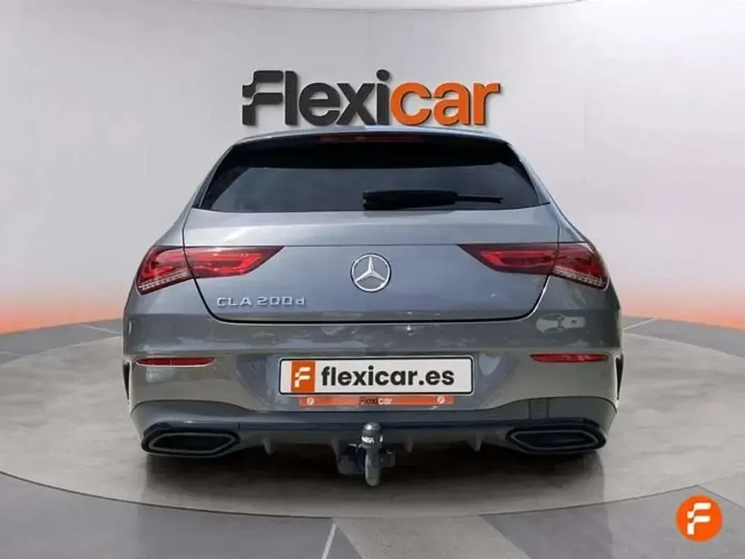 Usado Mercedes CLA200 Shooting Brake 150 CV (110 kW) 2021 Gris Familiar