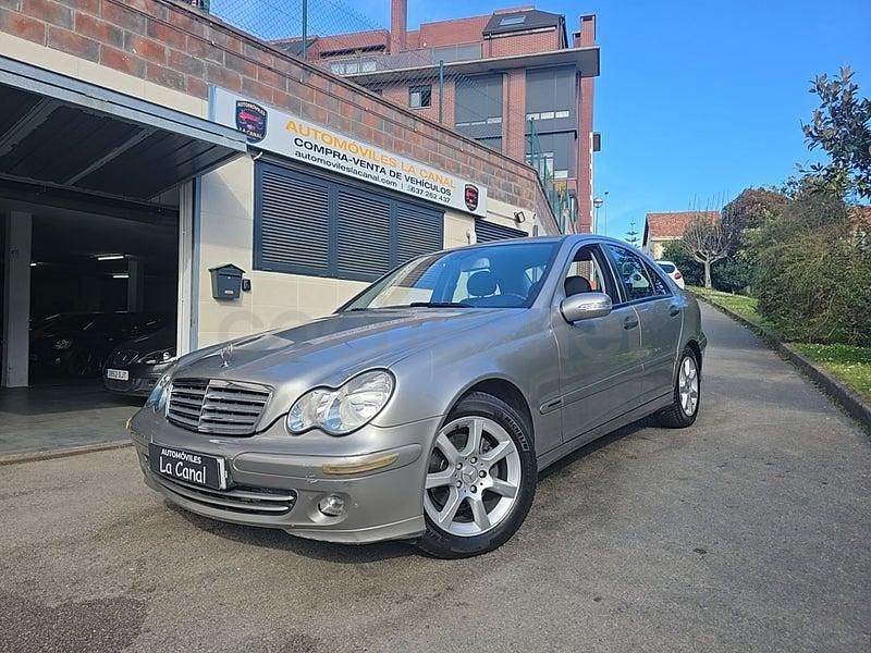 Usado Mercedes C200 Classic 122 CV (89 kW) 2005 Gris / plata Berlina