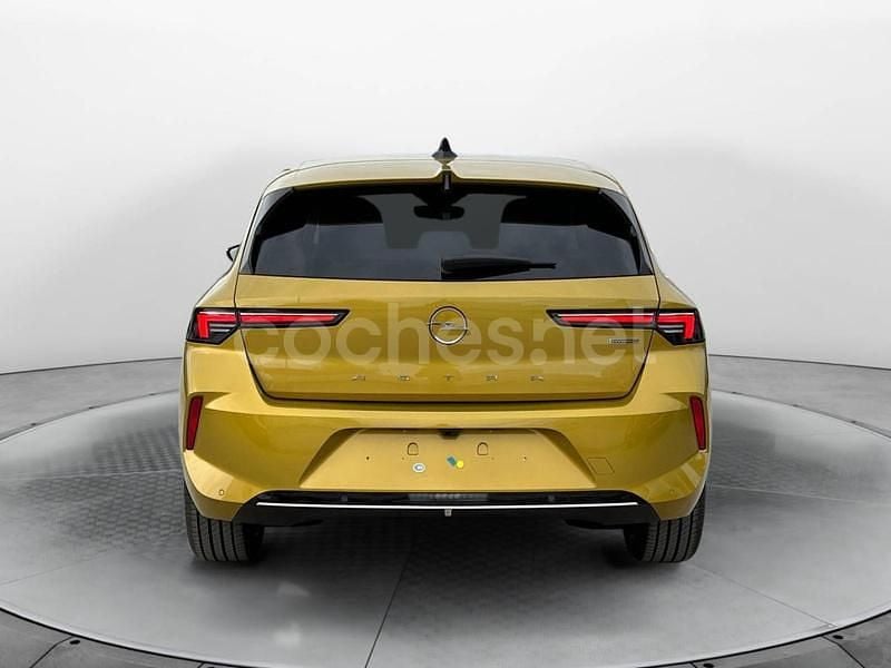 Usado Opel Astra Elegance 180 CV (132 kW) 2023 Amarillo Berlina