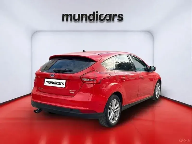 Usado Ford Focus Trend+ 125 CV (91 kW) 2015 Rojo Berlina