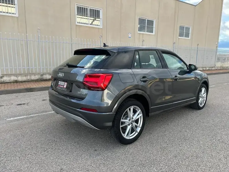 Usado Audi Q2 Sport 116 CV (85 kW) 2019 Gris / plata SUV