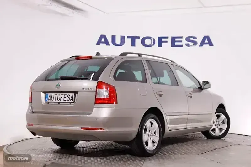 Usado Skoda Octavia 105 CV (77 kW) 2013 Plateado Familiar
