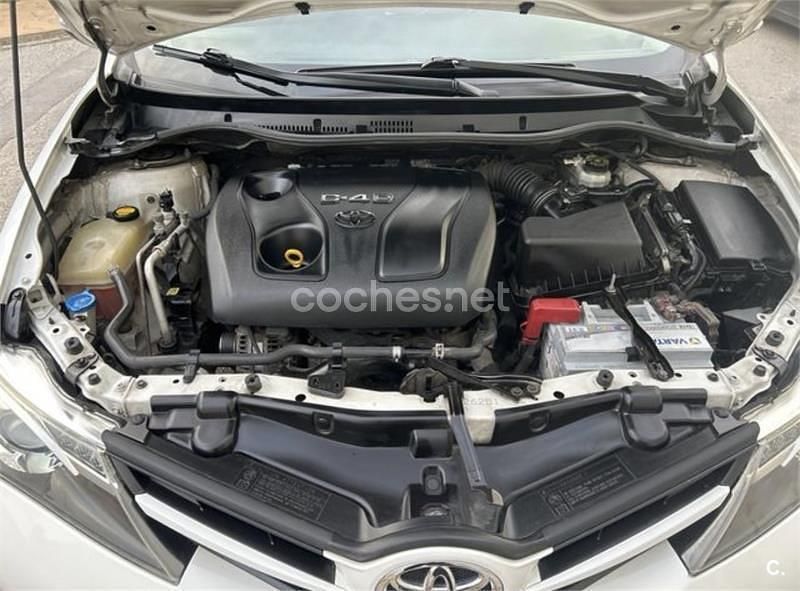 Usado Toyota Auris Business Edition 90 CV (66 kW) 2014 Blanco Berlina