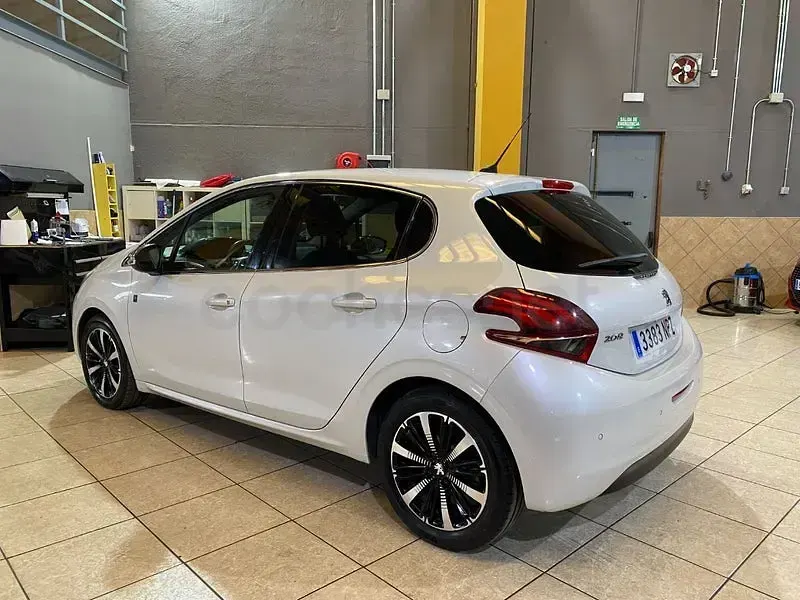 Usado Peugeot 208 110 CV (80 kW) 2019 Blanco Utilitario