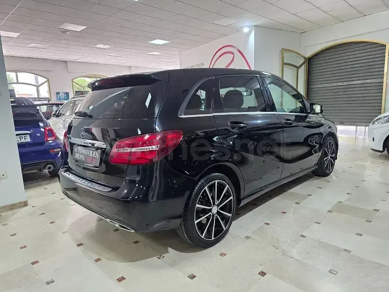 Usado Mercedes B180 109 CV (80 kW) 2017 Negro Utilitario
