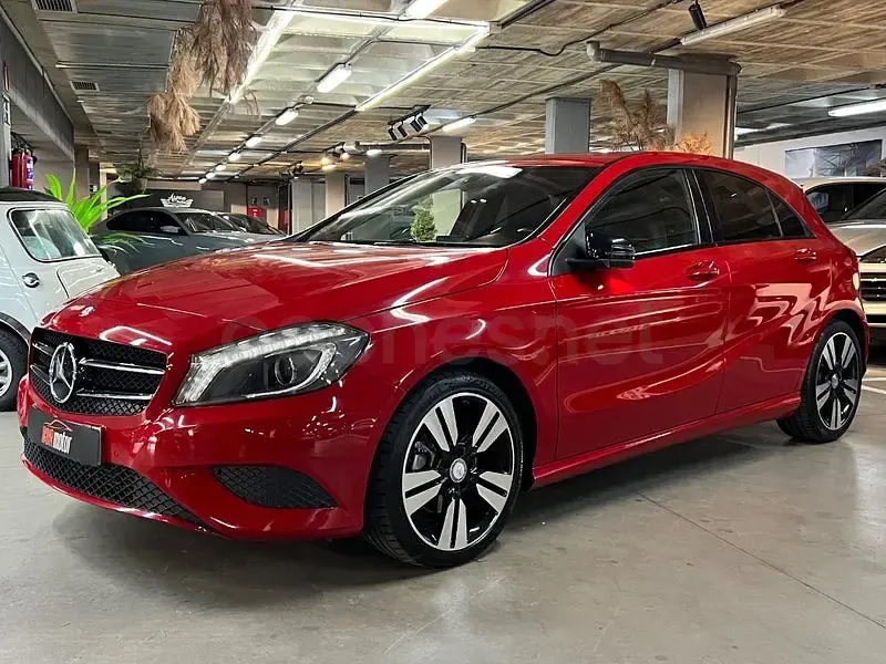 Usado Mercedes A200 Style 136 CV (100 kW) 2015 Rojo Utilitario