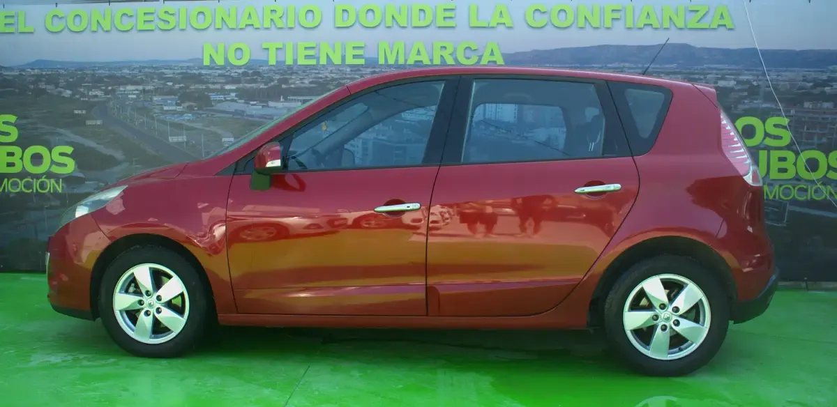 Usado Renault Scénic Dynamique 130 CV (95 kW) 2009 Rojo