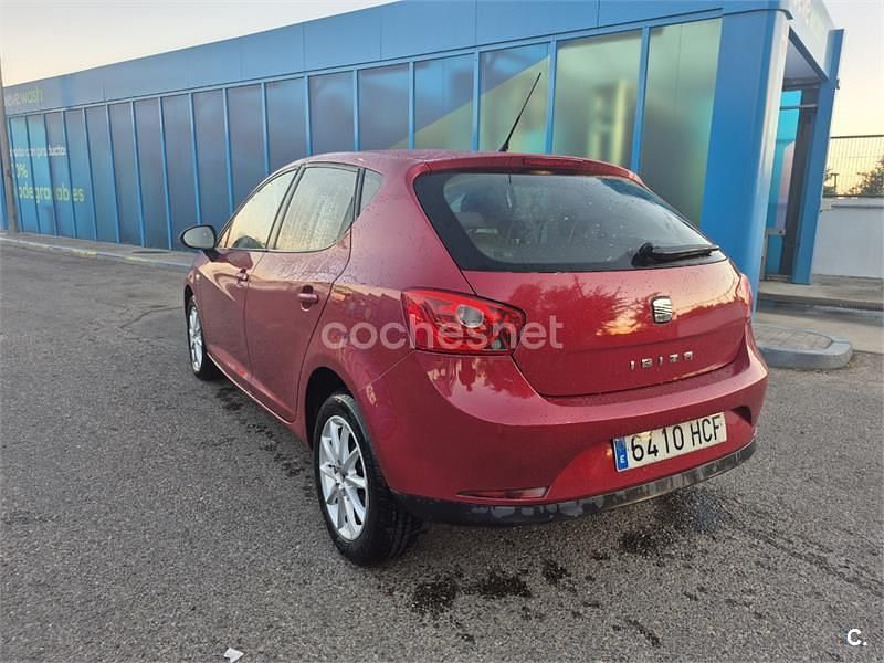 Usado Seat Ibiza 90 CV (66 kW) 2011 Granate Berlina