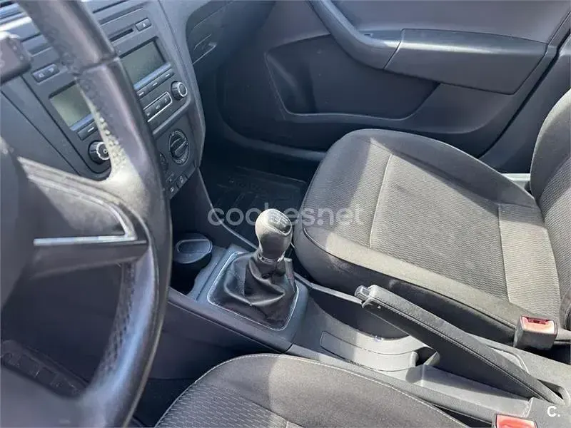 Usado Skoda Rapid Active 105 CV (77 kW) 2014 Gris / plata Utilitario