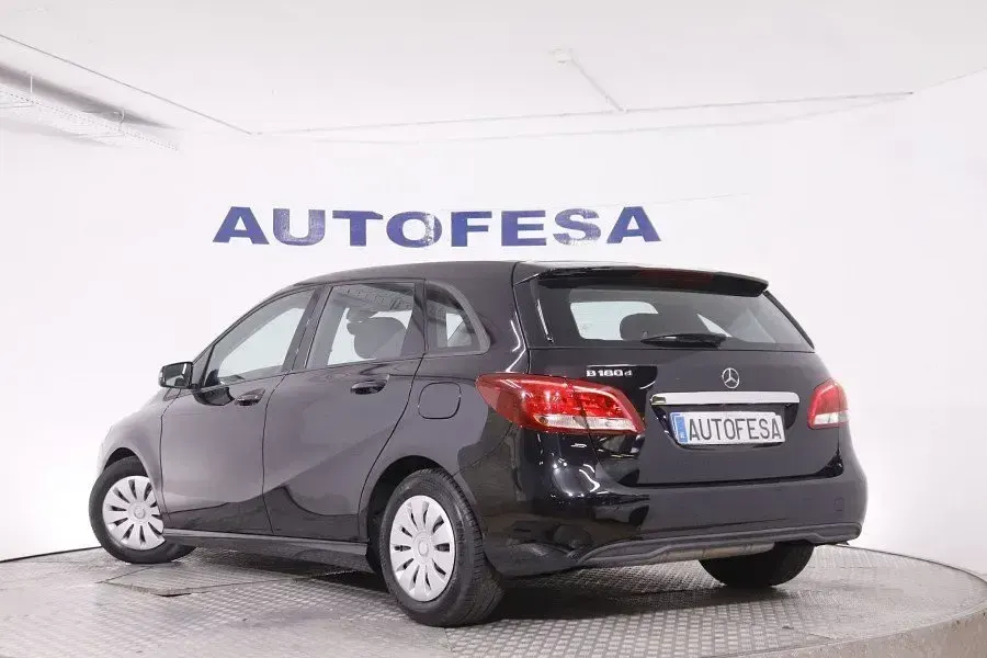 Usado Mercedes B180 110 CV (80 kW) 2016 Negro Utilitario