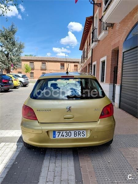 Usado Peugeot 307 110 CV (80 kW) 2001 Amarillo Utilitario