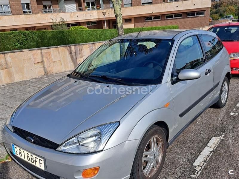 Usado Ford Focus Trend 90 CV (66 kW) 2001 Gris / plata Berlina