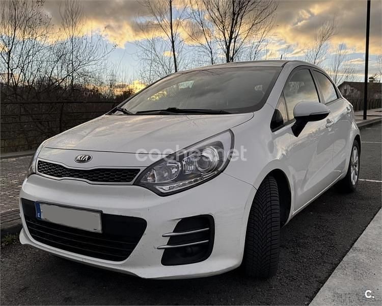 Usado Kia Rio 75 CV (55 kW) 2015 Blanco Berlina