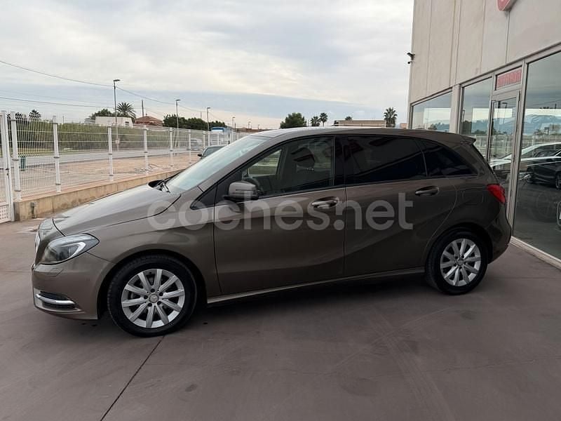 Usado Mercedes B180 109 CV (80 kW) 2014 Gris / plata Monovolumen