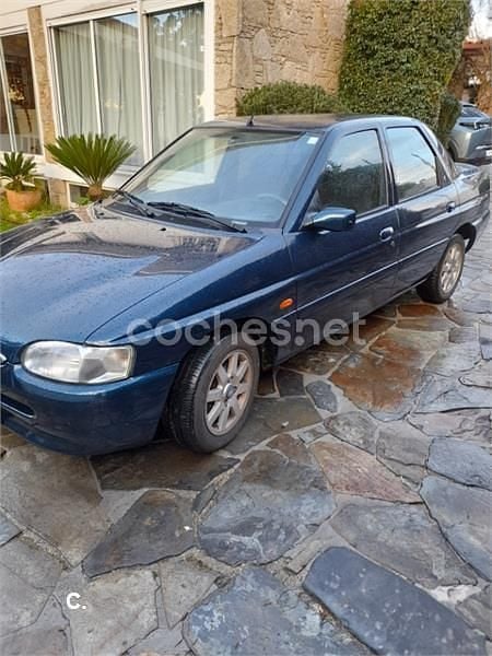 Azul Usado 1995 Ford Escort Ghia Berlina | 1000 € - Imagen 1/4