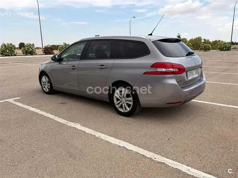 Usado Peugeot 308 SW Style 120 CV (88 kW) 2016 Gris / plata Familiar