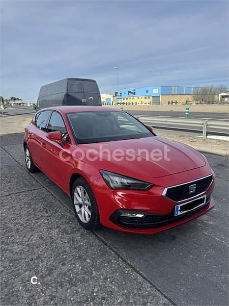 Usado Seat Leon Style 130 CV (95 kW) 2021 Rojo Berlina