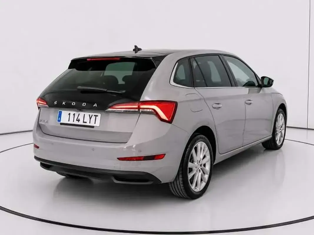 Usado Skoda Scala Style 110 CV (80 kW) 2022 Gris Utilitario