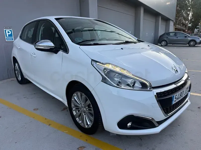 Usado Peugeot 208 Allure 110 CV (80 kW) 2017 Blanco Utilitario