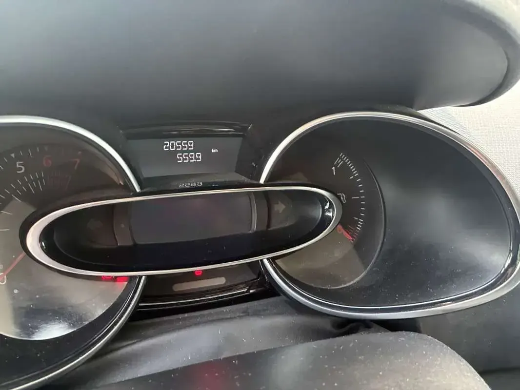 Usado Renault Clio LIMITED 90 CV (66 kW) 2019 Plateado Utilitario