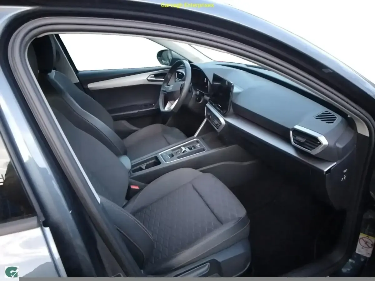Usado Seat Leon FR 110 CV (80 kW) 2023 Gris/plata