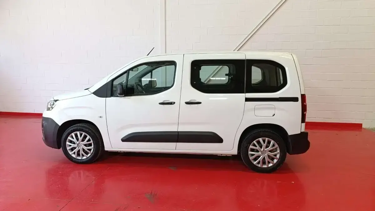 Usado Citroën Berlingo Live 102 CV (75 kW) 2021 Blanco Monovolumen
