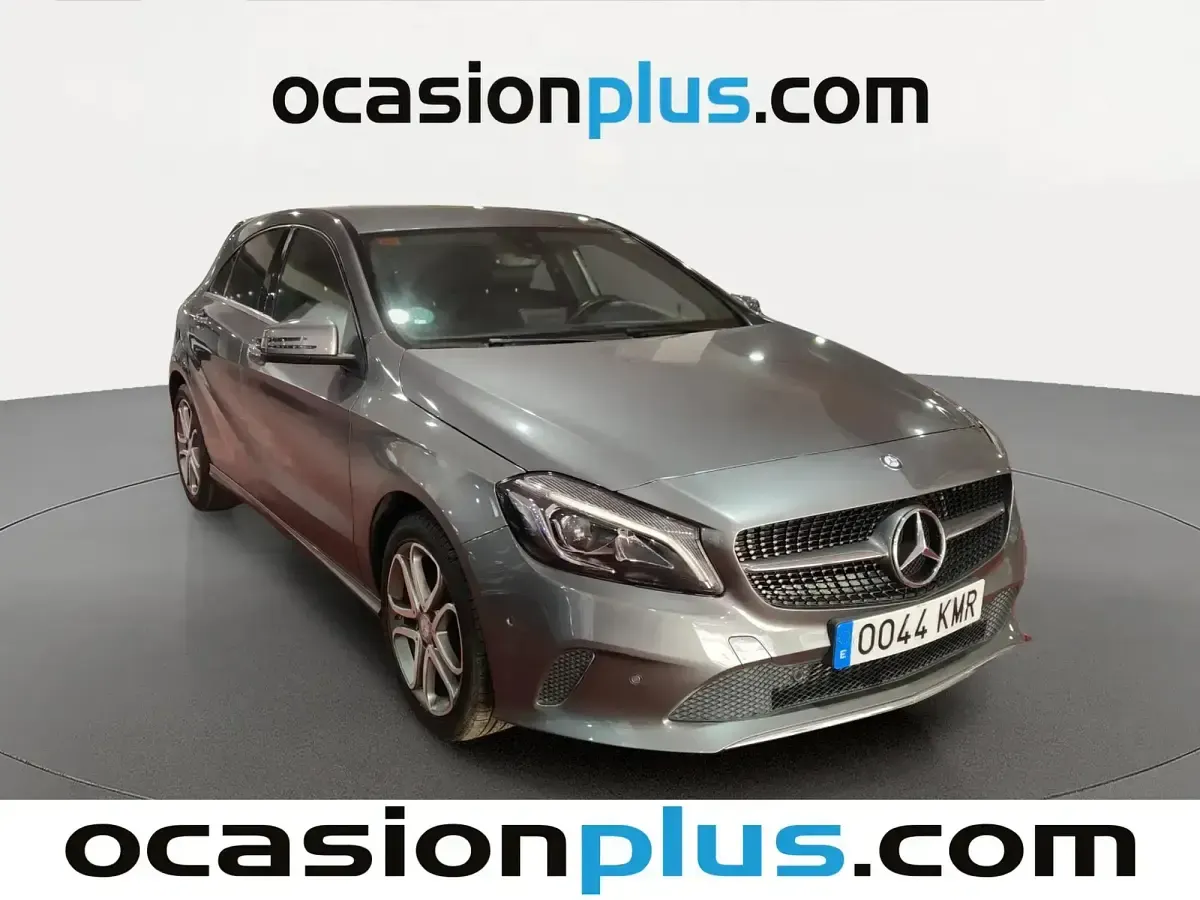 Usado Mercedes A180 109 CV (80 kW) 2017 Gris Utilitario