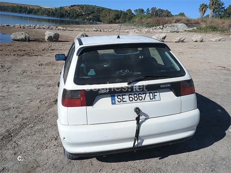 Usado Seat Ibiza 60 CV (44 kW) 1998 Blanco Berlina