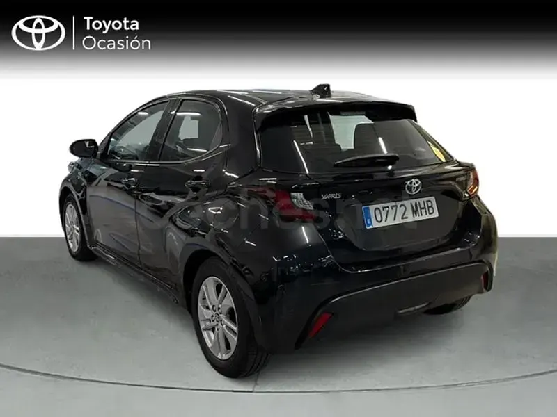 Usado Toyota Yaris Hybrid Business Edition 116 CV (85 kW) 2023 Negro Berlina