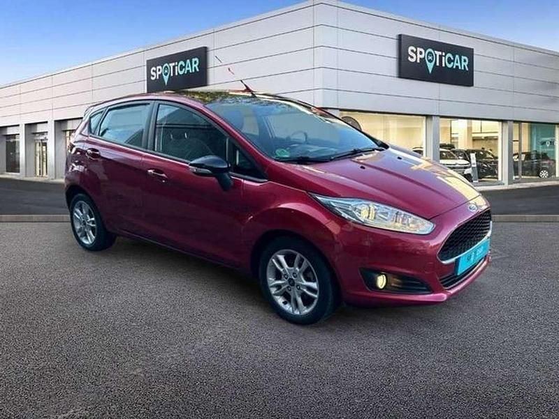 Usado Ford Fiesta Trend 75 CV (55 kW) 2017 Rojo Utilitario