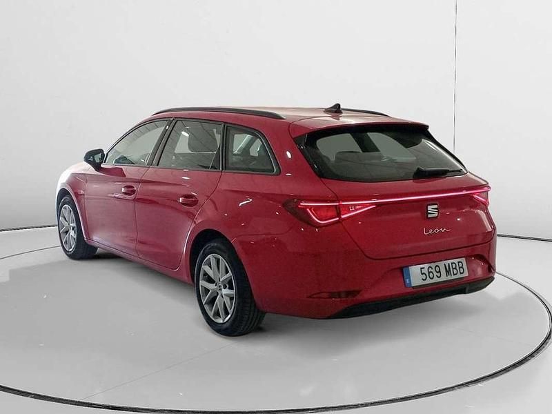 Usado Seat Leon Reference 117 CV (86 kW) 2022 Rojo Familiar