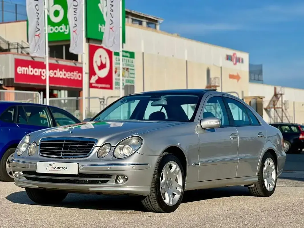 Usado Mercedes E500 Avantgarde 306 CV (225 kW) 2005 Plateado Berlina