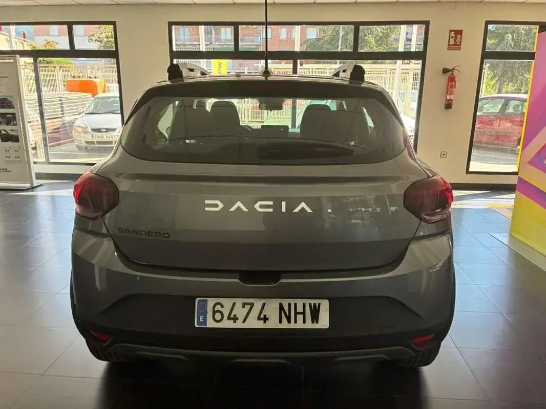 Usado Dacia Sandero Expression 101 CV (74 kW) 2025 Gris Utilitario