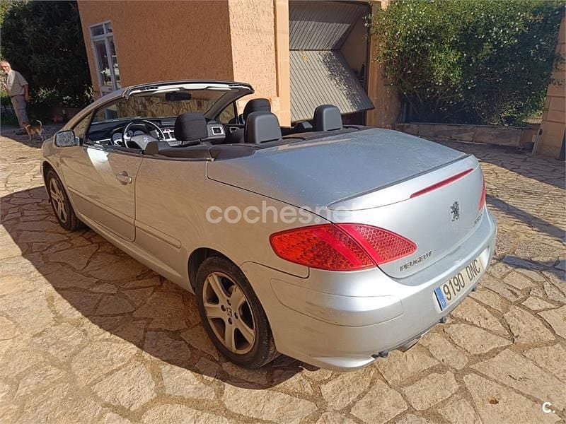 Usado Peugeot 307 CC 138 CV (101 kW) 2005 Gris / plata Descapotable
