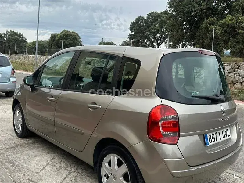 Usado Renault Grand Modus Dynamique 85 CV (62 kW) 2010 Gris / plata Monovolumen