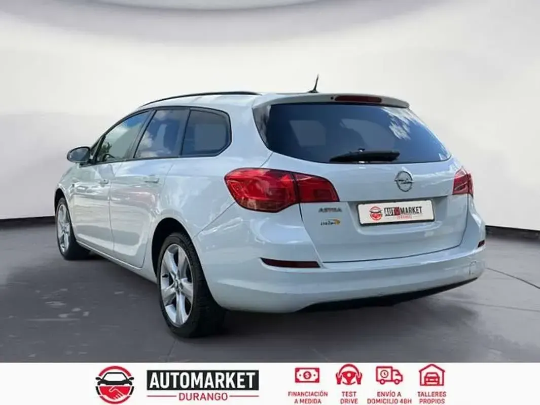 Usado Opel Astra Edition 116 CV (85 kW) 2011 Blanco Familiar