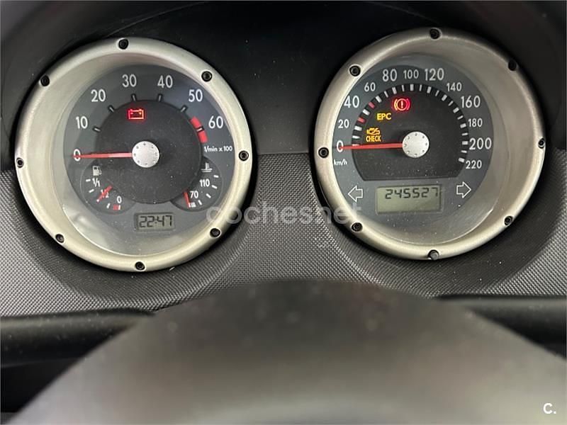 Gris / plata Usado 2000 VW Polo Trendline Berlina | 4000 € - Imagen 1/4