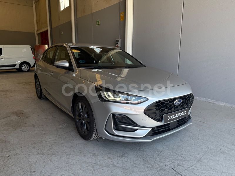 Gris / plata Usado 2023 Ford Focus ST-Line Berlina | 18.490 € (Precio justo) - Imagen 1/4